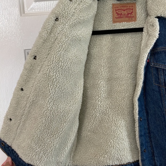 Levi’s Denim Sherpa-Lined Jean Jacket - Picture 4 of 7